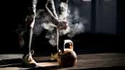 Ein Mann beim Training mit einer Kettlebell