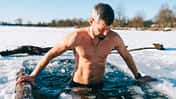 Ein Mann nimmt ein Eisbad in einem See