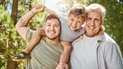 Sohn, Vater und Großvater lächeln in die Kamera