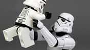 Ein Stormtrooper von Star Wars hält einen Baby-Stormtrooper in den Armen