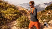 Mann joggt in der Natur und trägt eine HUAWEI WATCH FIT 5 Pro am Handgelenk