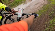 Smartphone ist am Fahrradlenker angebracht und eine Navigationsapp ist geöffnet
