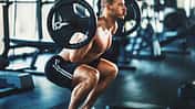 Ein Mann trainiert oberkörperfrei im Fitnessstudio