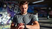 Ein Mann checkt seine Fitnessuhr