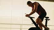Ein Mann trainiert auf dem Fahrrad-Ergometer