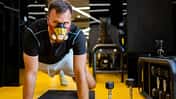 Mann trainiert mit einer Höhentrainigsmaske im Fitnessstudio