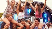 6 junge Menschen auf einem Festival