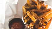 Pommes aus der Fritteuse enthalten fast nur Fett und schnelle Kohlenhydrate