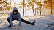 baranq_outdoor_sportarten_herbst_tophighlight_mann_streching