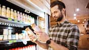 sh_564798502_Dean_Drobot_Mann_sucht_innovative_Lebensmittel.jpg