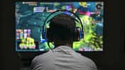 Gamer vor buntem Bildschirm Gamer vor buntem Bildschirm