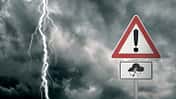 Autofahren bei Gewitter kann blitzschnell zu einer gefährlichen Angelegenheit werden