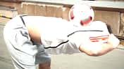 Fußball-Freestyle-Tricks lernen im Video: T-Shirt-Trick