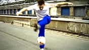 Fußball-Freestyle-Tricks lernen im Video: Crossover