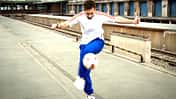 Fußball-Freestyle-Tricks lernen im Video: Hop the World