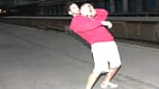 Fußball-Freestyle-Tricks lernen im Video: Ball auf der Brust halten