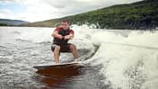 Beim Wakeboarden steht der Fahrer seitlich zur Fahrtrichtung auf dem Brett