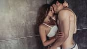 sh_662146525_4-pm-production_mehr_sperma_mann_und_frau_kuessen_vorspiel_wand_800x462