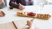 Ein Meeting mit gesunden Snacks verspricht produktiv zu werden