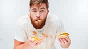 Drücken Sie den Rest-Button nach einem Fast Food-Gelage