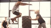 Beim Crossfit-Training können Sie sich richtig auspowern, trainieren mit Kumpels und gegen die Zeit