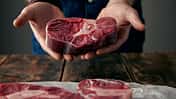 Umgang mit rohem Fleisch