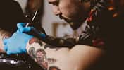 Tattoo-Künstler beim Tätowieren