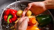 Du solltest Obst und Gemüse immer vor dem Verzehr abwaschen