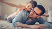 Horizontal Parenting: Die Kinder werden bespaßt, während man selbst die Füße hochlegt