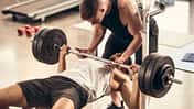 Exzentrisches Training erfordert häufig Hilfestellung Exzentrisches Training erfordert häufig Hilfestellung