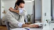 Nur weil du husten musst, heißt das nicht automatisch, dass du mit Coronaviren infiziert bist. Könnte auch eine Influenza oder Erklältung dahinter stecken