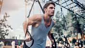 Mann beim Training im Outdoorgym