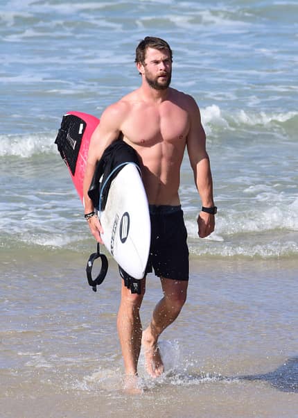 Chris Hemsworth beim Surfen Chris Hemsworth beim Surfen