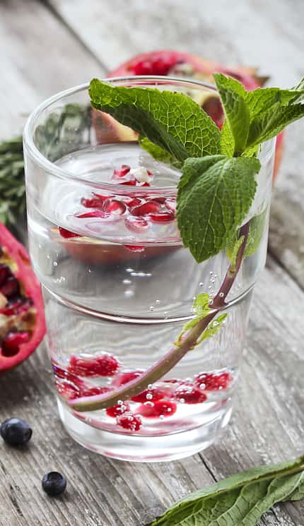Wasser mit Pfefferminz oder frischen Beeren aufpeppen Wasser mit Pfefferminz oder frischen Beeren aufpeppen