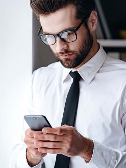 Halten Sie zirka 40 Zentimeter Abstand zu Ihrem Smartphone Halten Sie zirka 40 Zentimeter Abstand zu Ihrem Smartphone