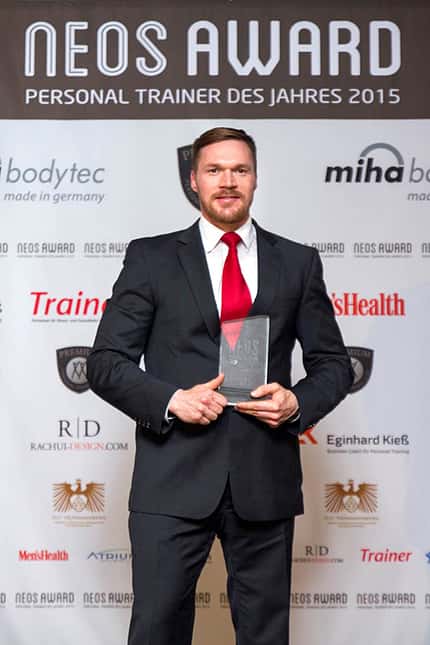 Dr. Michèl Gleich hat bei den Neos Awards 2015 die Auszeichnung "Newcomer des Jahres" erhalten Dr. Michèl Gleich hat bei den Neos Awards 2015 die Auszeichnung "Newcomer des Jahres" erhalten