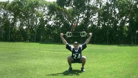 Überkopf-Kniebeugen trainieren Beweglichkeit, Kraft und Ausdauer.