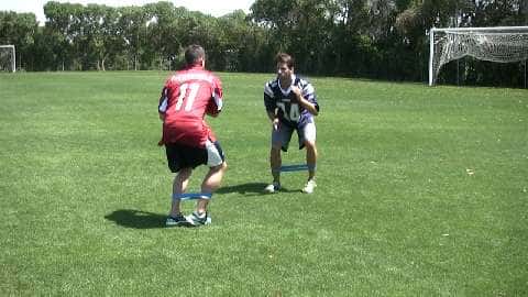 Sidesteps trainieren Koordination, Schnelligkeit, Beweglichkeit, Konzentration und Ausdauer.