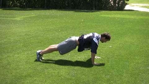 Sprung-Liegestütz trainieren Koordination, Schnelligkeit, Beweglichkeit, Kraft und Ausdauer.