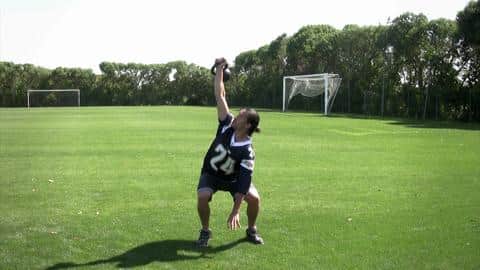 Für mächtig Beinpower in Kombination mit Kreuzheben: Im Wechsel 5-mal Kreuzheben, 5 Kniebeugen (unten 4 Sekunden halten), dann 3/3, 1/1. Davon 3 Runden. Die Pause ist jeweils so lang wie zuvor die Belastung.