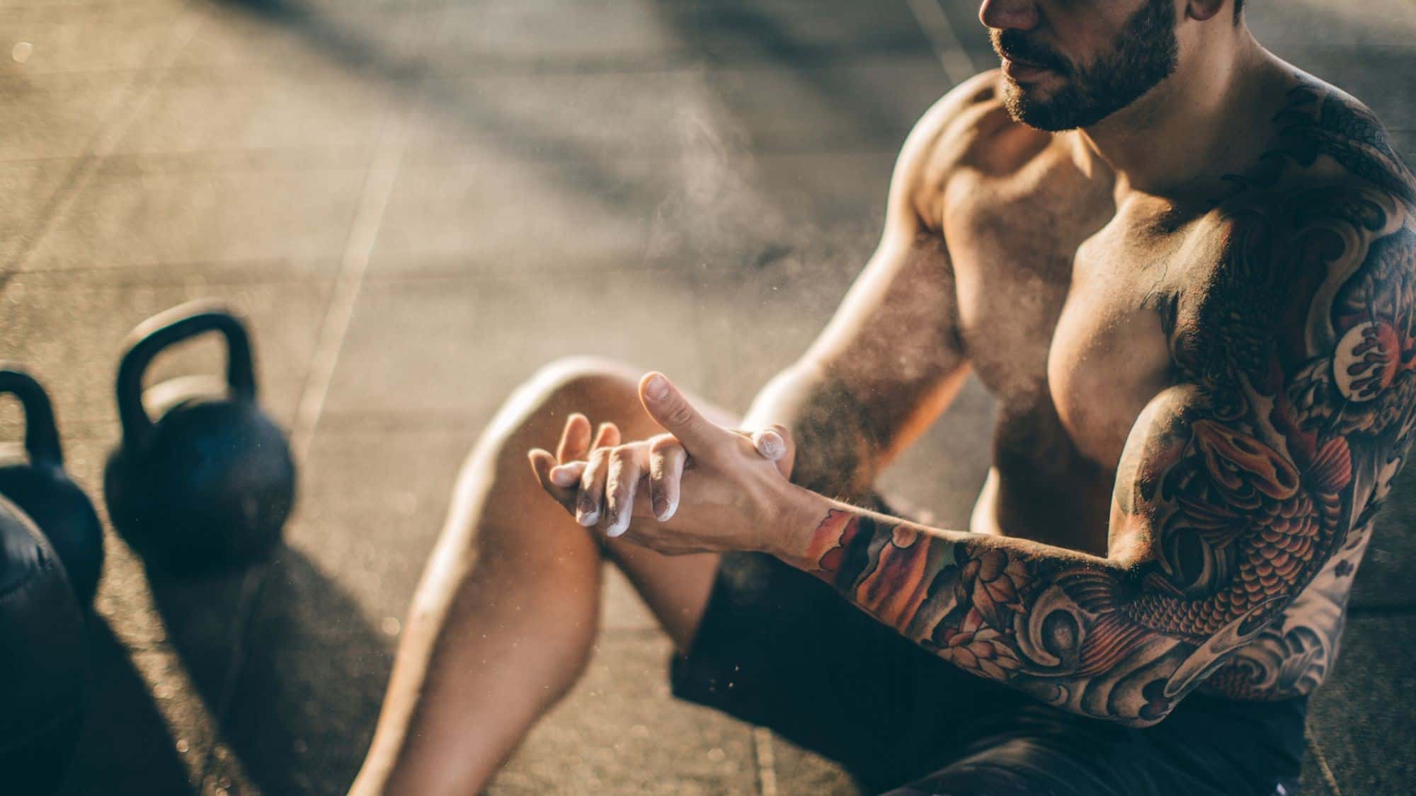 tattoo zwischen der brust frau